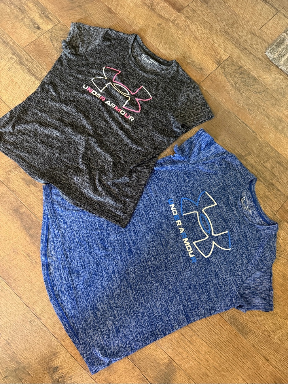 Under Armour youth xl loose Short Sleeve Performance Tee - Black and Blue